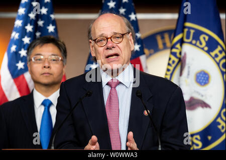 Washington, Stati Uniti. Il 27 giugno, 2019. Stati Uniti Rappresentante Steve Cohen (D-TN) intervenendo a una conferenza stampa per discutere l'introduzione di elezione la legislazione di interferenza nel Congresso presso il Campidoglio di Washington DC. Credito: SOPA Immagini limitata/Alamy Live News Foto Stock