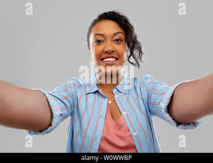 Felice americano africano donna prendendo selfie Foto Stock