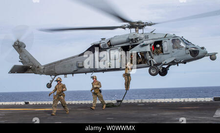 190618-M-CE058-0409 OCEANO INDIANO (18 giugno 2019) DEGLI STATI UNITI Marines e marinai con il raid marittimo vigore, undicesimo Marine Expeditionary Unit (MEU), fast-corda da un MH-60S Sea Hawk con un elicottero di combattimento di mare Squadron 21 durante un esercizio di formazione a bordo dell'assalto anfibio nave USS Boxer (LHD 4). I marines e marinai della XI MEU sono distribuiti negli Stati Uniti 7 flotta area di operazioni a sostegno della stabilità regionale, rassicurare partner ed alleati e mantenere una presenza postured per rispondere a qualsiasi crisi compresa tra assistenza umanitaria per le operazioni di emergenza. (U.S. Marine Corps foto di Foto Stock