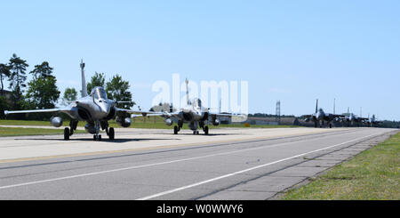 Francese Air Force Rafales e U.S. Air Force F-15E Strike Eagles prepara un pilota del casco durante l'esercizio di punto in bianco 19-2 a Royal Air Force Lakenheath, Inghilterra, 17 giugno 2019. Più di 50 aerei da tre nazioni, gli Stati Uniti, la Francia e il Regno Unito hanno partecipato all'esercizio promuovere l interoperabilità. (U.S. Air Force photo by Staff Sgt. Alex Fox Echols III/rilasciato) Foto Stock