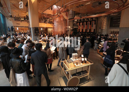 Di tutto il mondo più grande riserva di Starbucks ROASTERY È A TOKYO Foto Stock