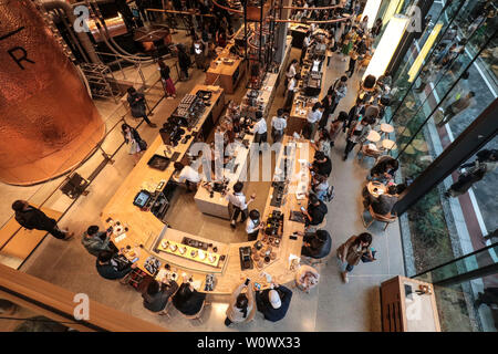 Di tutto il mondo più grande riserva di Starbucks ROASTERY È A TOKYO Foto Stock