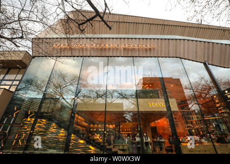 Di tutto il mondo più grande riserva di Starbucks ROASTERY È A TOKYO Foto Stock