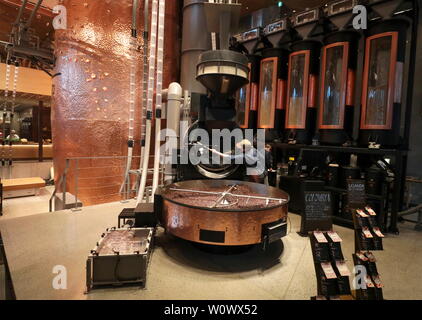 Di tutto il mondo più grande riserva di Starbucks ROASTERY È A TOKYO Foto Stock