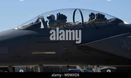 Un F-15E Strike Eagle equipaggio assegnati alla 494th Fighter Squadron si prepara a prendere il via per esercizio di punto in bianco 19-2 a Royal Air Force Lakenheath, Inghilterra, 27 giugno 2019. Il personale DEGLI STATI UNITI DA RAF Lakenheath e RAF Mildenhall, Inghilterra, insieme con i membri militari dal Regno Unito e la Francia hanno partecipato all'esercizio, a promuovere la cooperazione multinazionale. (U.S. Air Force foto di Airman 1. Classe Rhonda Smith) Foto Stock