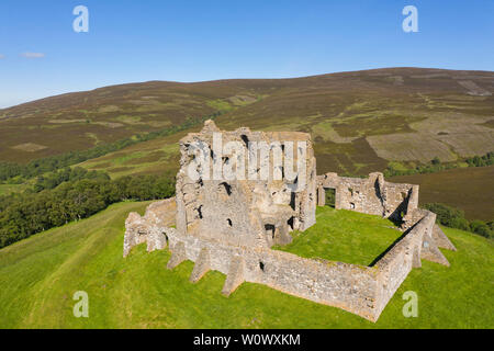 Veduta aerea del castello di Auchindoun vicino a Dufftown in Banffshire, Scozia. Foto Stock