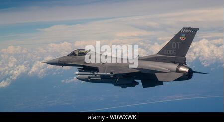 Un F-16 pilota di prova assegnato all'ottantacinquesimo prova squadrone di valutazione effettua una continua formazione sortie in un F-16C Fighting Falcon a Eglin Air Force Base, Florida, 12 giugno 2019. La formazione continua sortite dare ai piloti la possibilità di rimanere efficienti in battenti dazi. (U.S. Air Force photo by Staff Sgt. John McRell) Foto Stock