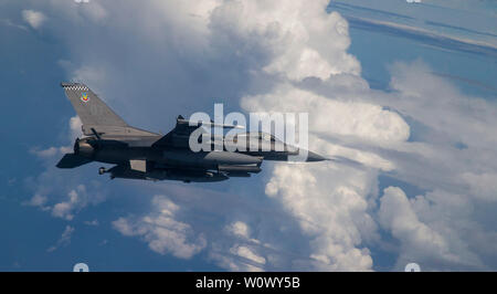 Un F-16 pilota di prova assegnato all'ottantacinquesimo prova squadrone di valutazione effettua una continua formazione sortie in un F-16C Fighting Falcon a Eglin Air Force Base, Florida, 12 giugno 2019. La formazione continua sortite dare ai piloti la possibilità di rimanere efficienti in battenti dazi. (U.S. Air Force photo by Staff Sgt. John McRell) Foto Stock