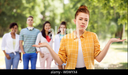 Triste dai capelli rossi ragazza adolescente alzata Foto Stock