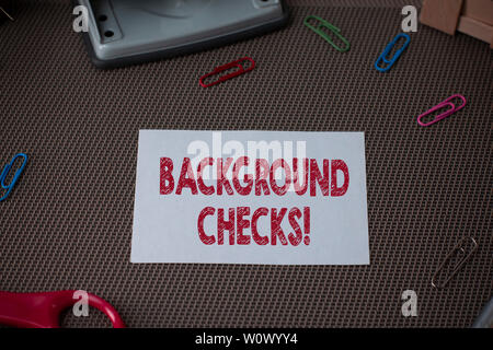 Conceptual la scrittura a mano che mostra controlli in background. Concetto significato cercando la compilazione dei precedenti penali per l organizzazione di forbici e di scrittura equipmen Foto Stock