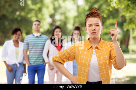 Gravi dai capelli rossi ragazza adolescente puntare il dito fino Foto Stock