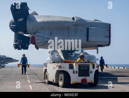 190624-N-SH168-1076 Mare Arabico (24 giugno 2019) DEGLI STATI UNITI I marinai della marina militare assegnato all assalto anfibio nave USS Boxer (LHD 4) spostare una MV-22B Osprey attaccata al mezzo marino Tiltrotor Squadron (VMM) 163 (rinforzato) sul ponte di volo. Boxer è parte del Boxer anfibio gruppo pronto e undicesimo Marine Expeditionary Unit ed è distribuito negli Stati Uniti Quinta Flotta area di operazioni a sostegno di operazioni navali per garantire stabilità marittimo e la sicurezza nella regione centrale di collegamento del Mediterraneo e del Pacifico attraverso l'Oceano Indiano occidentale e tre strategici punti di strozzatura. (U.S. Navy foto di Foto Stock