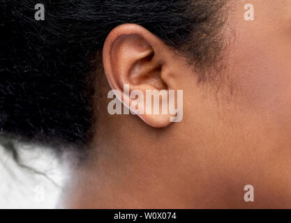 Close up della giovane donna orecchio Foto Stock
