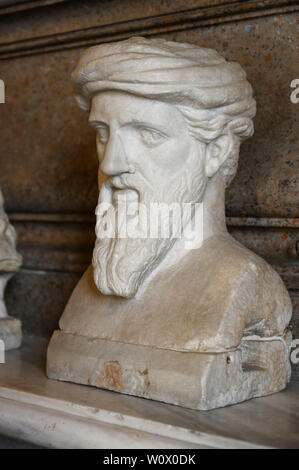 Roma. L'Italia. Busto di greco antico filosofo e matematico Pitagora di Samo (ca. 570-ca. 495 BC) nella Sala dei Filosofi, Ca Foto Stock