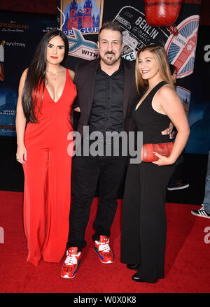 HOLLYWOOD, CA - 26 giugno: (L-R) Izabel Araujo, Joey Fatone e Briahna Joely Fatone assistere alla premiere di Sony Pictures' "ragno-uomo lontano da casa a TCL teatro cinese il 26 giugno 2019 in Hollywood, la California. Foto Stock