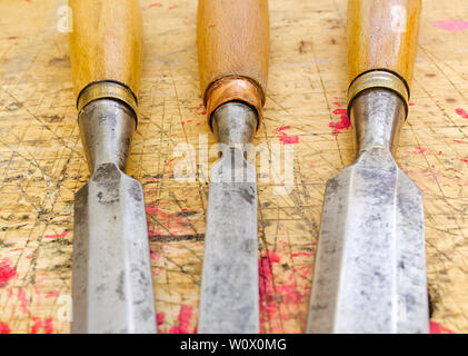 3 antiche macchine per la lavorazione del legno scalpelli isolato sul banco di legno grunge superficie. Foto Stock