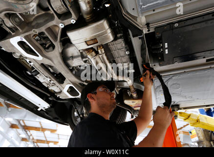 (190628) -- IRVINE, 28 giugno 2019 (Xinhua) -- Un ingegnere lavora al veicolo di prova area in Karma presso la sede centrale a Irvine, California, Stati Uniti, 25 giugno 2019. Cinese-finanziato auto elettrica Karma produttore Automotive ha lanciato un nuovo global tutti elettrici piattaforma del prodotto il martedì presso la sua sede di Irvine, California del Sud. La piattaforma, soprannominato 'e-Klipse," comprende una completa strategia di prodotto che coprono vari tutti i prodotti elettrici. È progettato per essere un multi-variante, globale della batteria veicolo elettrico piattaforma, secondo l'azienda. (Xinhua/Li Ying) Foto Stock