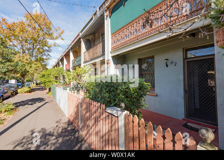 Una fila di epoca vittoriana case terrazza nella parte interna Sydney sobborgo di Waterloo, Nuovo Galles del Sud, Australia Foto Stock