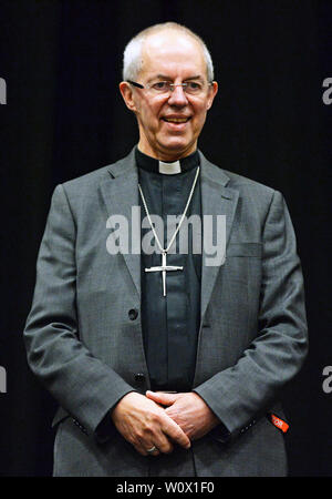 L Arcivescovo di Canterbury Justin Welby introduce il nuovo Vescovo di Dover, Cappellano all'Altoparlante Commons Reverendo Rose Hudson-Wilkin, agli allievi di St George's School in Broadstairs. Foto Stock