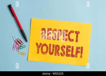 Testo della scrittura il rispetto di te stesso. Foto concettuale credendo che è buono e degno di essere trattati bene cartone teso e la scrittura di apparecchiature immesse Foto Stock
