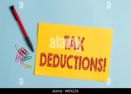 Testo della scrittura detrazioni fiscali. Foto concettuale riduzione reddito che è in grado di essere tassati di spese cartone teso e la scrittura di apparecchiatura posta a Foto Stock