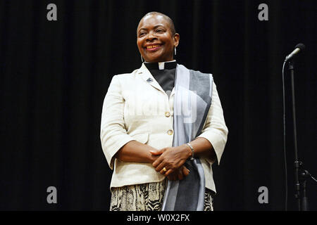 Cappellano all'Altoparlante Commons Reverendo Rose Hudson-Wilkin è introdotto come nuovo Vescovo di Dover dall Arcivescovo di Canterbury Justin Welby presso il St George's School in Broadstairs. Foto Stock