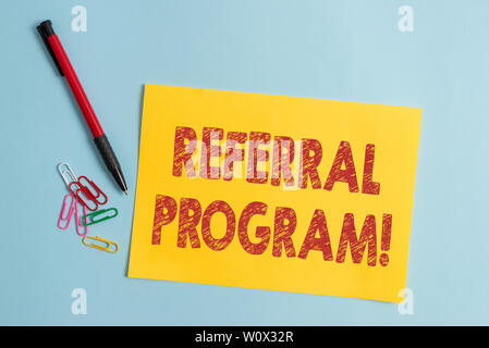 Testo della scrittura programma Referral. Foto concettuale di reclutamento interno metodo impiegato da organizzazioni di cartone teso e la scrittura di apparecchiature immesse Foto Stock