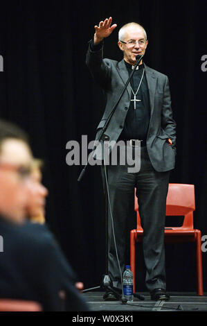 L Arcivescovo di Canterbury Justin Welby introduce il nuovo Vescovo di Dover, Cappellano all'Altoparlante Commons Reverendo Rose Hudson-Wilkin, agli allievi di St George's School in Broadstairs. Foto Stock