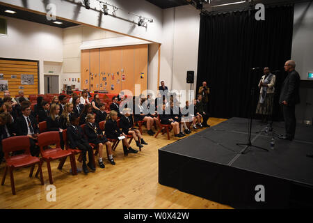 Cappellano all'Altoparlante Commons Reverendo Rose Hudson-Wilkin è introdotto come nuovo Vescovo di Dover dall Arcivescovo di Canterbury Justin Welby presso il St George's School in Broadstairs. Foto Stock