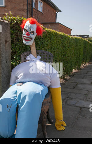 Halsall, Lancashire. Il 28 giugno 2019. Regno Unito Meteo. Sunny estate sculture appaiono durante la notte. Grottesco e bizzarro, riempito di paglia, scarecrows film personaggi, caricature con scary mascherata volti, lungo le strade e i campi del villaggio rurale di Halsall. Credito: MWI/AlamyLiveNews Foto Stock