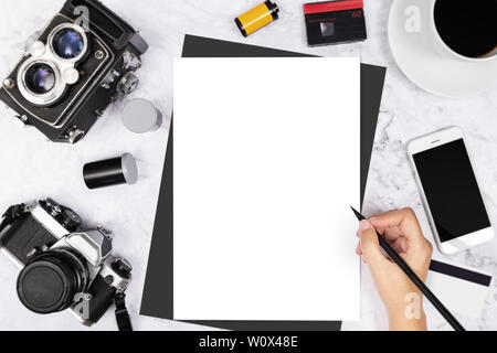 Appartamento stabilire la scrittura a mano in una casella vuota white notebook pagina decorate con fotocamera vintage e strumento di fotografia su marmo bianco sullo sfondo Foto Stock