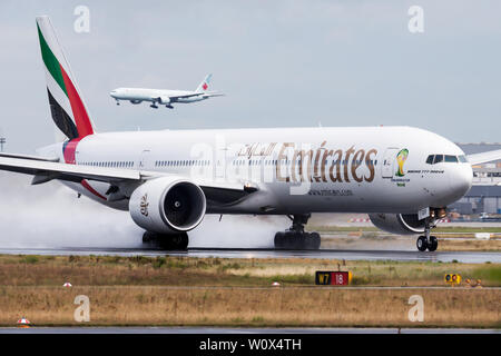 Francoforte / GERMANIA - Agosto 18, 2014: Emirates Airlines Boeing 777-300ER A6-EGP aereo passeggeri in partenza dall'aeroporto di Francoforte Foto Stock