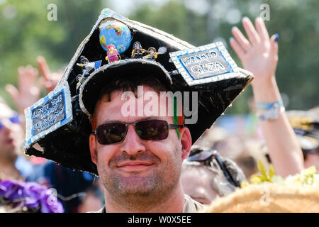 Festival di Glastonbury, Pilton, Somerset, Regno Unito. Il 28 giugno, 2019. Un uomo con una Piramide hat in pubblico come Bjorn eseguire nuovamente sulla fase della piramide a Glastonbury Festival 2019 venerdì 28 giugno 2019 presso l'azienda agricola degna, Pilton. Foto di credito: Julie Edwards/Alamy Live News Foto Stock