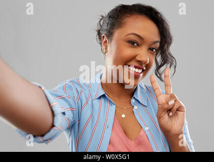 Felice americano africano donna prendendo selfie Foto Stock