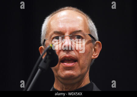 L Arcivescovo di Canterbury Justin Welby introduce il nuovo Vescovo di Dover, Cappellano all'Altoparlante Commons Reverendo Rose Hudson-Wilkin, agli allievi di St George's School in Broadstairs. Foto Stock