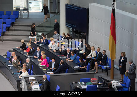 Berlino, Deutschland. Il 27 giugno, 2019. Christine LAMBRECHT (SPD) entra nella sala plenaria. 107Th sessione plenaria del Bundestag tedesco a Berlino, in Germania il 27.06.2019. | Utilizzo di credito in tutto il mondo: dpa/Alamy Live News Foto Stock