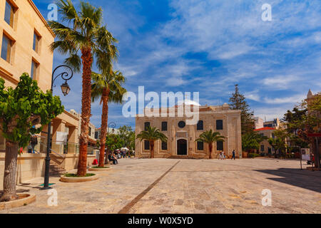 La città medievale con la Basilica di San Tito, il Santo Patrono di creta durante il medioevo, nella mattina di sole, Heraklion, Creta, Grecia Foto Stock