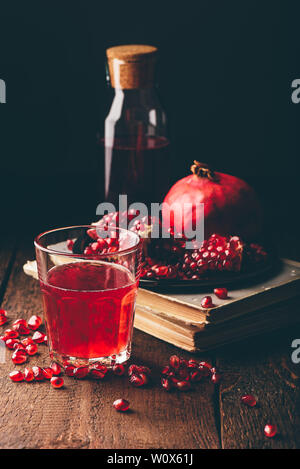 Bicchiere di melograno cocktail con spremuta fresca Foto Stock