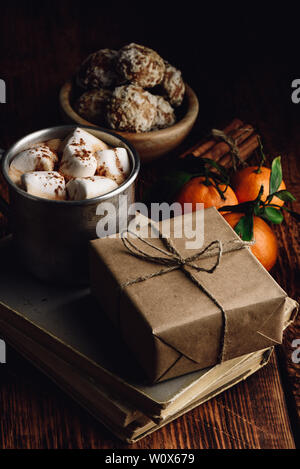 Confezione regalo avvolto con carta craft. Rustico con tazza di cioccolata calda e marshmallows. Foto Stock