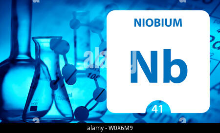 Niobio Nb, elemento chimico segno. 3D rendering isolati su sfondo bianco. Niobio chemical 41 elemento per esperimenti scientifici in aula la scienza Foto Stock