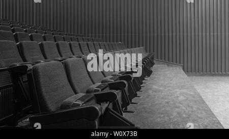 Selective vista prospettica verso il vuoto sedi del pubblico. Potrebbe essere in un teatro di concerti o addirittura il cinema Foto Stock