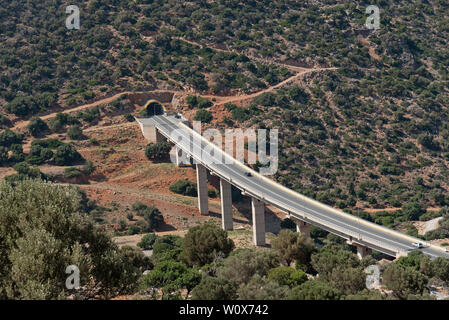 Creta, Grecia, Giugno 2019. Una panoramica della E75 autostrada tra Malia e Heraklion sulla costa settentrionale di Creta. Foto Stock