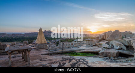 Una vista panoramica di Hampi con il suo tempio e rovine di sunrise Foto Stock