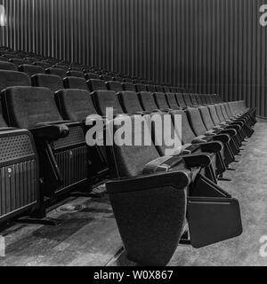 Selective vista prospettica verso il vuoto sedi del pubblico. Potrebbe essere in un teatro di concerti o addirittura il cinema. Foto Stock