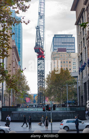 Maggio 2019: una gru a torre lavora al di sopra di Martin Place stazione ferroviaria come parte della costruzione della nuova Metropolitana di Sydney la linea guida Foto Stock