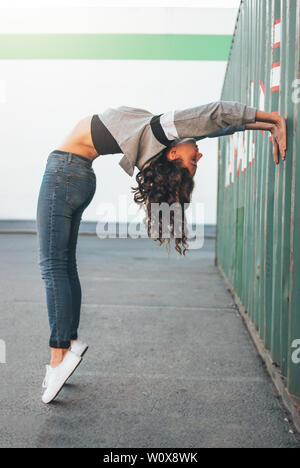 Attraente bruna giovane donna street dancer ginnasta al di fuori della formazione Foto Stock