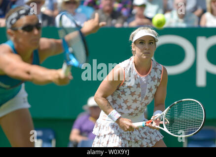 Kirsten Flipkens (Ned - Occhiali da sole) e Bethanie Mattek-Sands (USA) giocando in semi finale del Signore raddoppia la natura Valle internazionali di tennis in Devonshire Park, Eastbourne, Regno Unito. Il 28 giugno, 2019. Foto Stock