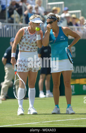 Kirsten Flipkens (Ned - Occhiali da sole) e Bethanie Mattek-Sands (USA) giocando in semi finale del Signore raddoppia la natura Valle internazionali di tennis in Devonshire Park, Eastbourne, Regno Unito. Il 28 giugno, 2019. Foto Stock