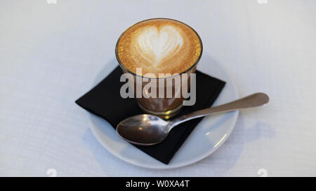 Cafe cortado, un tradizionale caffè spagnolo consistente in un colpo di caffè espresso e un piccolo o uguale quantità di latte vaporizzato, servita in vetro trasparente Foto Stock