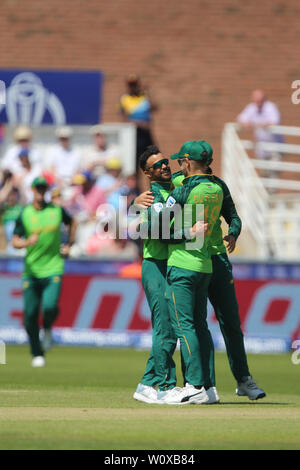 CHESTER LE STREET, in Inghilterra il 28 giugno 2019. JP Duminy celebra con Faf du Plessis dopo bowling dello Sri Lanka di Dhananjaya de Silva durante l'ICC Cricket World Cup 2019 match tra lo Sri Lanka e il Sud Africa a Emirates Riverside, Chester le street venerdì 28 giugno 2019. (Credit: Mark Fletcher | Credit: MI News & Sport /Alamy Live News Foto Stock